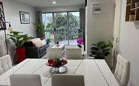 Immaculate 3 Bd 2 Bth Apartment -Free Carpark & Pool